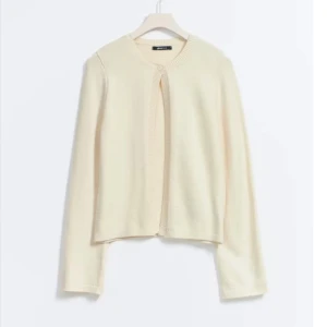 Vit kofta - Från Ginatricot i strl M, lappar sitter kvar💕