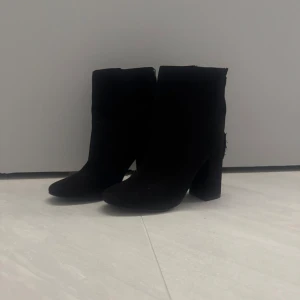 Svarta klackar - Snygga svarta klackar, köpta på vinted men tyvärr för små