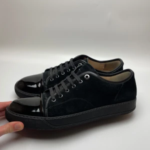 Lanvin skor  - Hej! Säljer nu dessa sjukt snygga Lanvin skor. Skorna är i toppskick! Vi rekommenderar att gå ner en storlek. Har ett begränsat antal boxar och dustbag! Hör gärna av dig vid frågor 