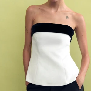 Korsett topp  - Jätte fin topp från zara som är slutsåld. Bara använd en gång 🩷