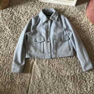 Jacka  - Kort, lite tunnare jacka. Snygg till allt, bra som vår och sommar jacka. 