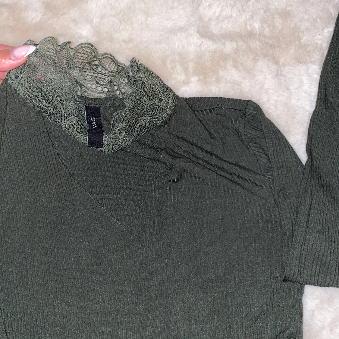 Mörkgrön ribbad topp med spetsdetaljer - 3