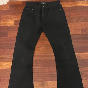 Balenciaga flared jeans - Snygga svarta jeans från Balenciaga med en flared passform. Storlek M UNISEX.