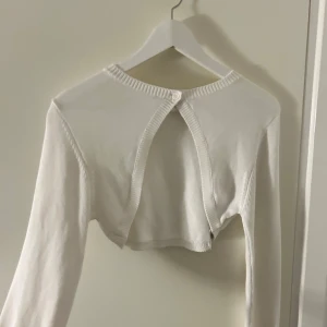 Vit bolero  - Säljer vit bolero! Perfekt för lager-på-lager och att matcha med olika outfits. Aldrig använd! 
