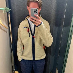 Beige fleecejacka från Patagonia - Intresse koll! en beige fleecejacka från Patagonia jätte bra skick skicka pris förslag! 