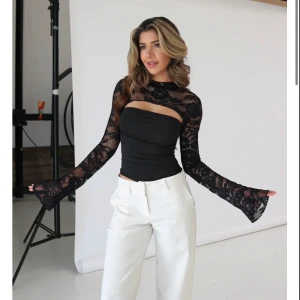 Venderby’s LARA LACE LONG SLEEVE TOP  - Jätte snygg och elegant svart topp med spetsdetaljer och långärmad design från Venderby’s. Aldrig använd, kommer med prislappen på. Anledningen till att jag säljer är för att jag råkat göra dubbelbeställing på hela min order. 