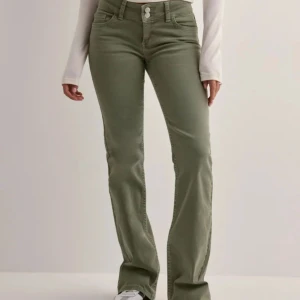 Low Waist bootcut jeans Nelly - Säljer dessa Snygga slutsålda gröna bootcut byxor ifrån Nelly. Jeansen är helt nya och oanvända med pris lapp kvar.💕