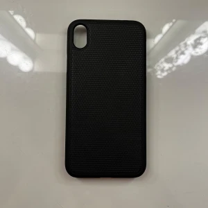 Svart mobilskal med textur magnetiskt  - Snyggt svart mobilskal med en cool textur på baksidan. Är designat för att ge ett bra grepp. Perfekt för att skydda din mobil med stil. Passar iphone XR. 