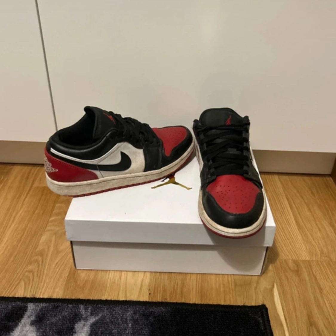 Nike Air Jordans i svart, röd och vit - 2