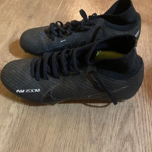 Svarta fotbollsskor från Nike - Säljer för det är för små