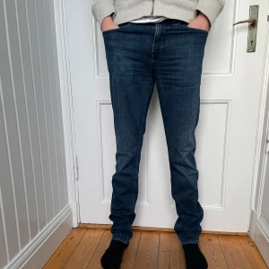Mörkblå jeans från Hugo boss  - Snygga mörkblå jeans med en slim passform samt stretchigt material. W31 L34, skicket är 9/10 (inga defekter). Passar dig runt 190 skulle jag säga vid frågor, prisförslag eller vid behov av fler bilder är det bara att skicka iväg ett meddelande så försöker jag svara så gott jag kan.