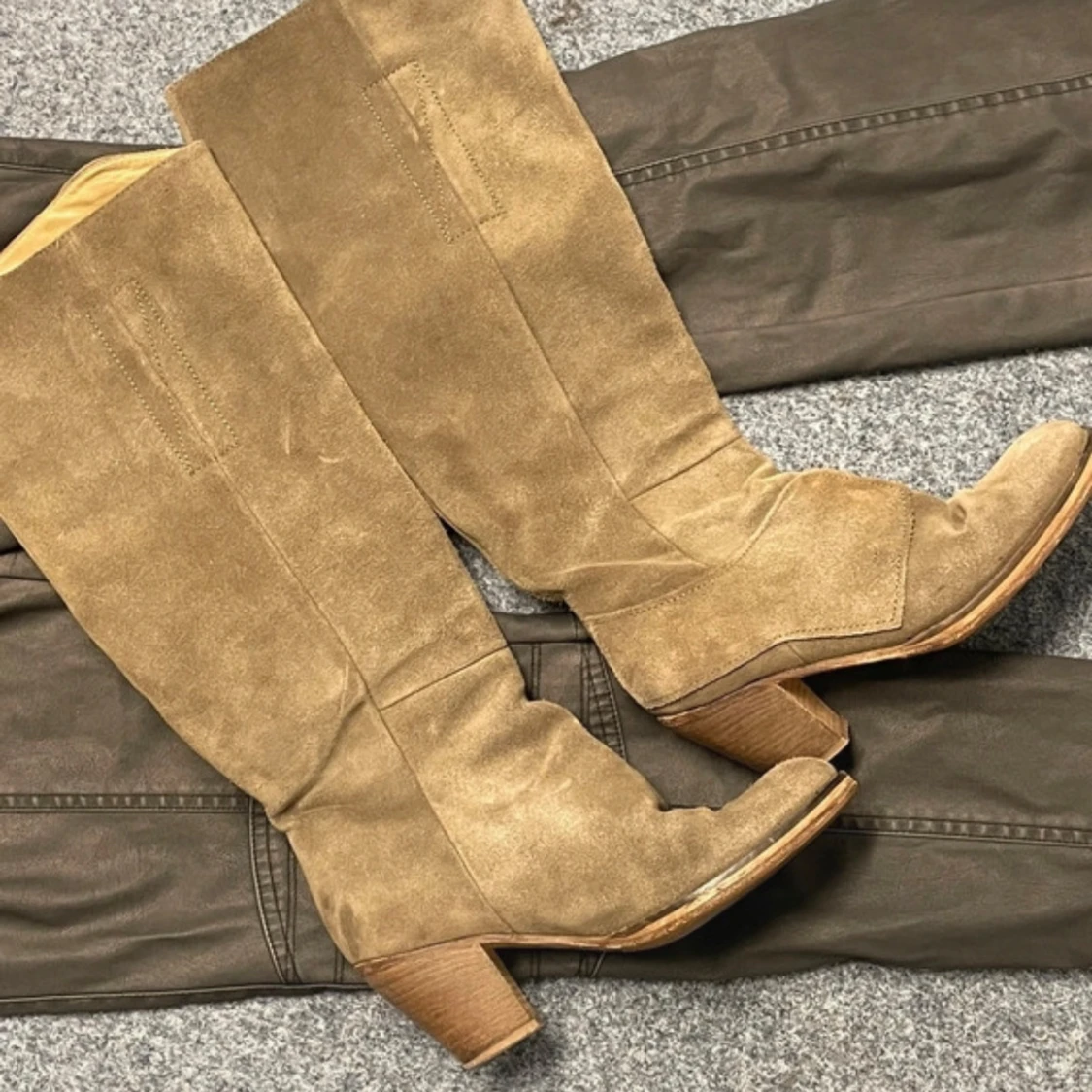 Beige mockastövlar från Acne - 2