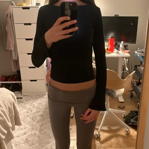 Svart långärmad topp - Snygg svart långärmad topp med tight passform