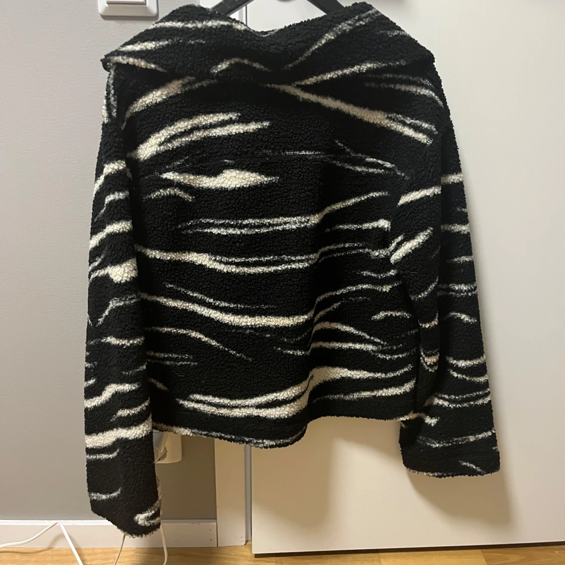 Svart och vit teddyjacka från H&M - 1