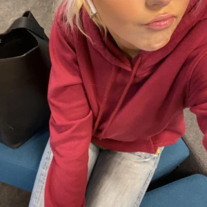 Vinröd hoodie - Inte använt mycket , därav säljer