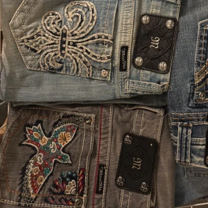 MISS ME JEANS - Gråa miss me jeans i storlek w26, bra skick💞skriv för fler bild eller mått. Midja:37cm längd:102cm