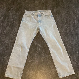 Ljusblå jeans från weekday - Säljer ett par ljusblå jeans som är baggy. De har en klassisk femficksdesign och raka ben. Perfekta för en avslappnad stil. Jeansens ljusa tvätt ger en fräsch look. Storlek 30/32
