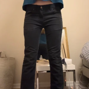 Acne Studios Jeans - Svarta Acne jeans. Regular waist, sitter ganska lågmidjat på mig. Skinny leg modell / Skinny from knee modell, men tycker dom sitter som bootcut på mig. Mycket bra skick. 