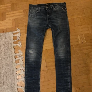 Blå jeans från Replay - Snygga merin blåa jeans från Replay, modell Jondrill. Har en lite tajtare passform. Skicket är 9/10 knappt använda W33 L32