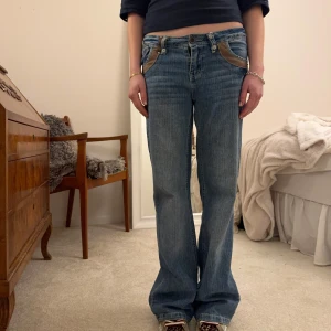 Jeans bootcut  - Livets jeans!! Helt perfekt passform med snygga detaljer runt fickorna. 38cm över midjan och 79cm i innersöm💙💙