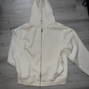 Oversized Hoodie - Oversized hoodie från 2Y studios. Clean hoodie utan några detaljer.