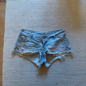 Ljusa lågmidjade jeansshorts från Hollister - Lågmidjade jeansshorts från hollister som inte kommer till användning💕midjemått: 39cm rakt över💕Hör av er vid fler frågor 