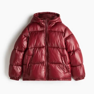 Vinröd pufferjacka med huva - Populär och slutsåld pufferjacka i storlek XS. Endast använd en gång. Säljes för samma pris som den köptes för. Passar XS-M.