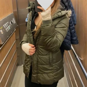 Jacka - Fin jacka med pälsluva från hm. Fint skick, knappt använd. Hör av dig vid frågor eller intresse💗