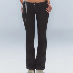 Low waist bootcut jeans weekday - Säljer dessa jättefina nya jeansen från cheap monday, weekday. De är helt nya med lappen kvar och allting. Endast testade men tyvärr för små för mig🩷