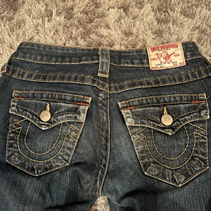 True religon jeans - Mörka blåa true religon jeans. Lågmidjade och bootcut💙
