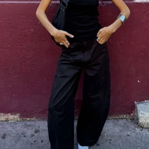 Svarta kostymbyxor  - Snygga svarta kostymbyxor med en loose passform och hög midja. Perfekta för en avslappnad stil. Byxorna har en klassisk look och är lätta att matcha med olika toppar.