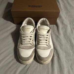 Burberry skor - Säljer dessa riktigt feta burberry skor för 2500 allt oh hänger med skick 8/10 lite slitningar.