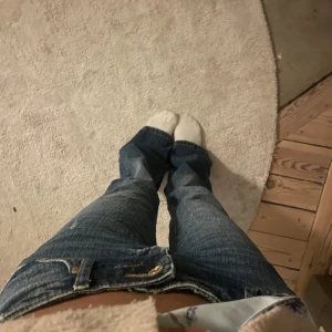 Blå bootcut jeans - Säljer ett par klassiska blå bootcut jeans med låg midja. Är 165 o dessa passar mig! Strl: EU 27/32   US 26/32! Jag har oftast S, kan ha M o  ca 36 i byxor! Pris kan diskuteras vid snabb affär ❤️ 