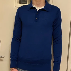 Merinoulls tröja - Säljer en blå rugby tröja från Riley i mjuk merinoull. Den är i ganska fint skick. Storleken är S men passar mer xs då den sitter litet på mig som är 180. Tveka inte att fråga🧐