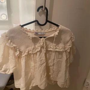 Zara topp!  - Jag säljer min creme vita topp från Zara!! 🤍🤍