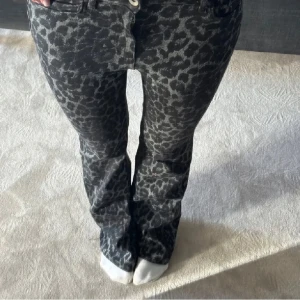 Svarta leopardmönstrade byxor - Säljer dessa populära byxor/jeans från calzedonia då dom inte kommer till användning, är som nya i skicket!