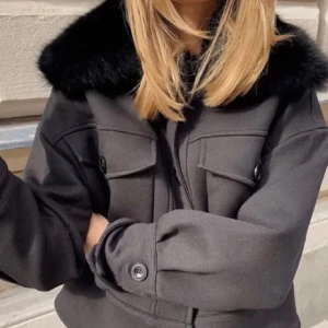 Meotine jacka i nyskick  - Så snygg meotine jacka med tillhörande pälskrage. Jackan är i perfekt skick. 