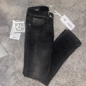 Dondup George jeans  - Tjena ! Säljer nu mina mörkgråa dondup george  jeans i storlek 30 som jag köpt på NK Göteborg. Jag har kvar kvittot och lappen till jeansen dessutom. Jeansen har inga skador eller defekter och har knappast använts. Kontakta för fler frågor eller bilder 🙌🏻