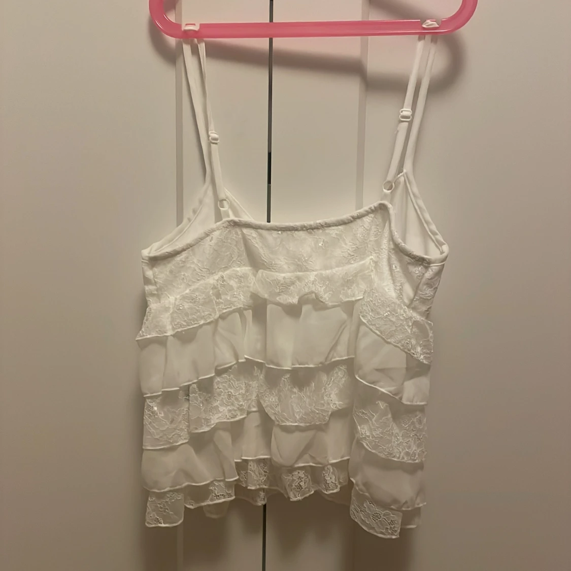 Vit spetsprydd linne med volanger - 90