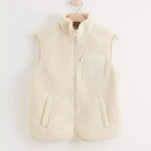 Teddy väst Lindex - Säljer denna super eftertraktade teddy väst från Lindex, går inte att köpa💕 Köpt på Plick men i jätte fint skick, finns ingen lapp i men skulle säga att den passar S/M