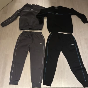 Mjukisbyxor från McKenzie - Säljer två par mjukisbyxor från McKenzie. Ett par i grått och ett par i svart, båda med snörning i midjan och vita detaljer längs benen. Perfekta för en avslappnad stil. Helt nya används typ 5 ggr max