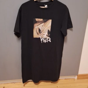 Ariana Grande HM T-shirt  - Helt I nyskick. Är I storlek 36 men passar även L och XL