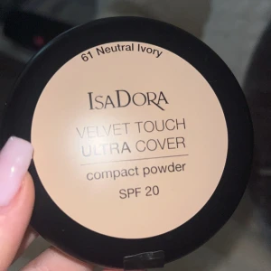 IsaDora Velvet Touch Ultra Cover Compact Powder - IsaDora Velvet Touch Ultra Cover Compact Powder i nyansen 61 Neutral Ivory. Denna kompakta puderfoundation erbjuder SPF 20 och ger en jämn och matt finish. Perfekt för att sätta sminket och ge en naturlig look. Nypris 179 säljer för 80kr