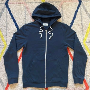 Mörkblå hoodie från Pier One - Säljer en stilren mörkblå hoodie från Pier One. Perfekt för en avslappnad look. Priset ej hugget i sten 🪨