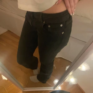 Svarta byxor från 157 - Snygga svarta byxor från 157 i storlek S. De har en klassisk design med knappar och dragkedja framtill. Perfekta för en stilren look. Använda 1 gång ( köpta för 400kr )