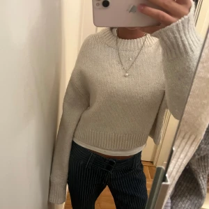 Stickad vit tröja - Så snygg stickad tröja som är lite kortare i passformen, kanske lite nopprig men inget jag tänkt på och annars i bra skick💞💞