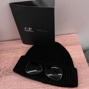 C.P. Company mössa - Svart C.P. Company mössa, köpt från C.P. Company. Bra skick. Skriv dm vid frågor eller mer bilder. 