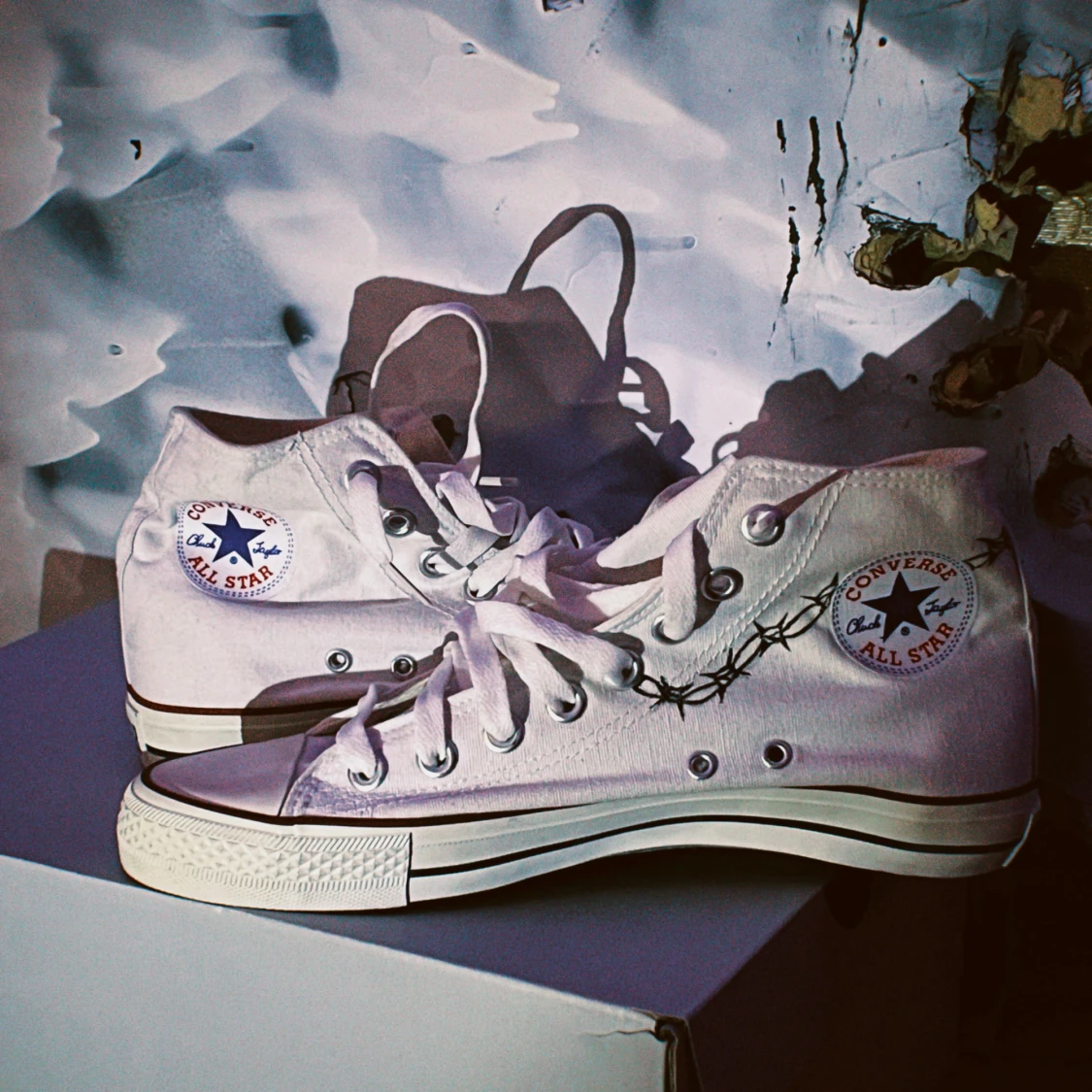 Vita sneakers med unika tryck - 90