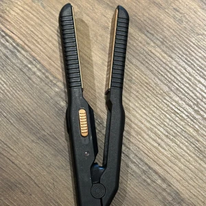 Svart mini plattång från Clas Ohlson - Mini  plattång från Clas Ohlson. Perfekt för resor eller snabba touch-ups. Plattorna är i en elegant guldton och tången har en smidig design. Info från Clas Ohlson: Jäötekäck liten miniplattång från Clas Ohlson ❤️ Använd några få gånger bara.  Clas Ohlson info spec: Sladdlängd, 1,8 m ; Roterande sladdfäste, Nej ; Maximal temperatur, 200 °C ; Värmelägen, 1 st ; Beläggning, Keramisk. 