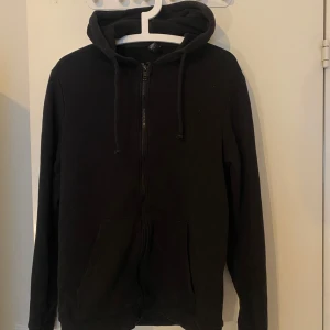 Zip Hoodie soc - Säljer denna svarta zip hoodie ifrån stadium, knappt använd 